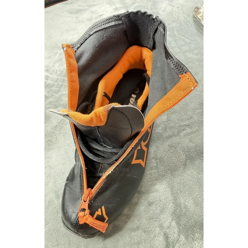 Yoko YXC 1.0 Cross Country Ski Boots Mens EU 43 (28.5 Mondo) Black Orange Gloves
